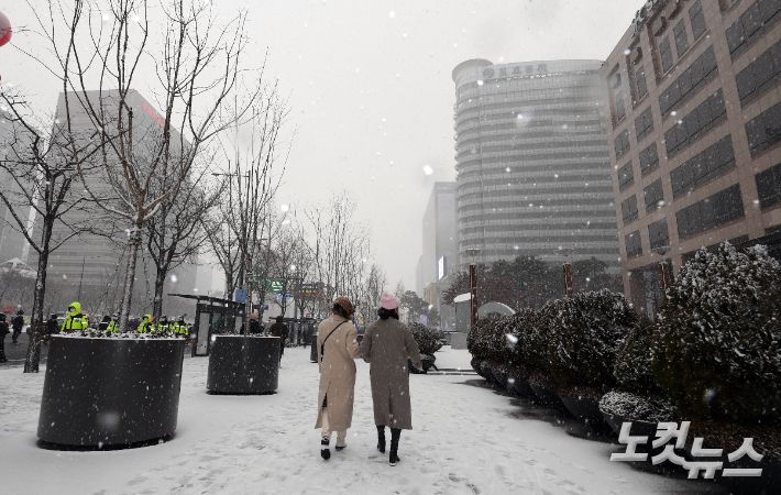 서울 전역에 대설주의보가 내려진 18일 오후 서울 청계광장 인근에서 시민들이 미끄러운 눈길을 걷고 있다. 황진환 기자