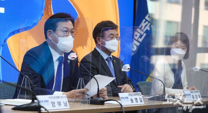 더불어민주당 송영길 상임선대위원장이 지난 14일 서울 여의도 당사에서 열린 선대위 본부장단 회의에서 모두발언을 하고 있다. 윤창원 기자