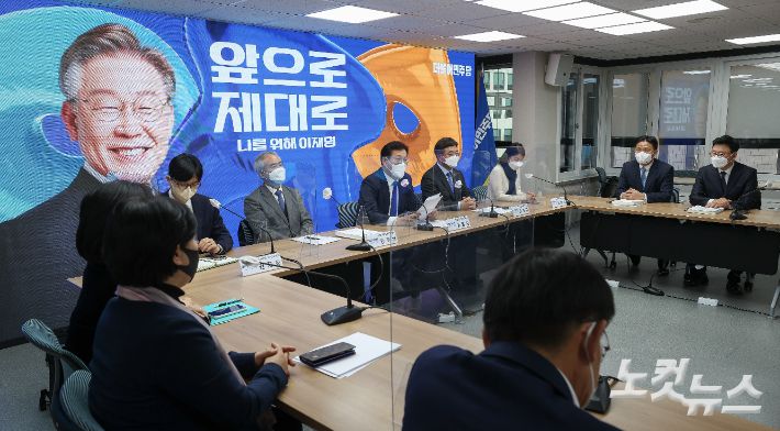 더불어민주당 송영길 상임선대위원장이 지난 14일 서울 여의도 당사에서 열린 선대위 본부장단 회의에서 모두발언을 하고 있다. 윤창원 기자