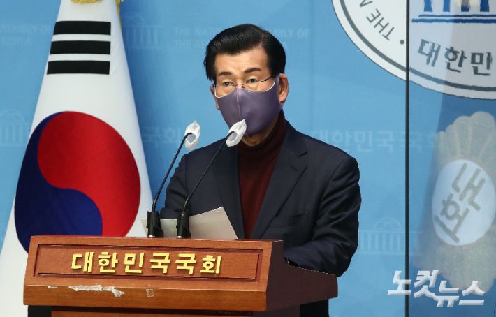 '굿바이 이재명' 저자 장영하 변호사가 지난 18일 오후 국회 소통관에서 더불어민주당 이재명 대선 후보의 욕설 파일 관련 기자회견을 하고 있다. 박종민 기자