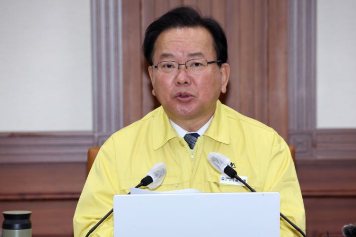 김부겸 국무총리가 19일 정부서울청사에서 열린 코로나19 대응 중앙재난안전대책본부 회의를 주재하고 있다. 연합뉴스