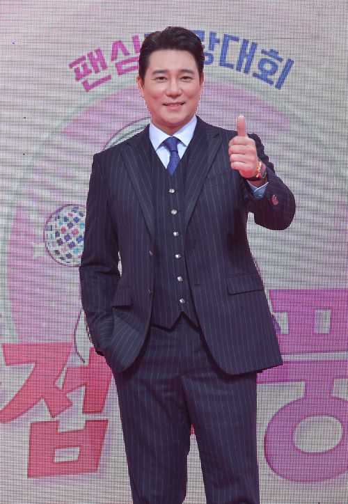 '주접이 풍년' MC를 맡은 배우 이태곤. KBS 제공