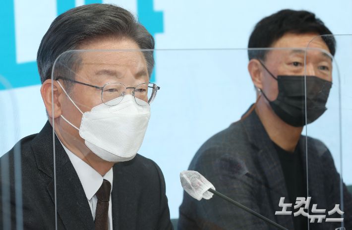 더불어민주당 이재명 대선후보와 MBC PD 출신인 김영희 선대위 홍보소통본부장. 윤창원 기자