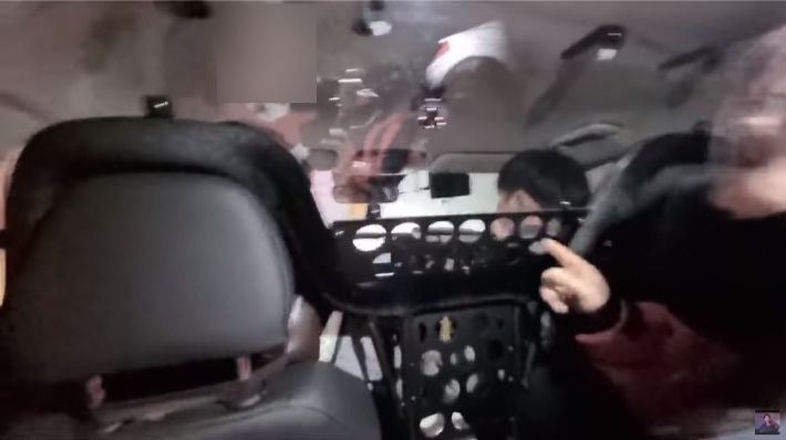 경찰에 연행되는 와중에도 허 후보 지지자들이 경찰차 안에서 유튜브 라이브 방송 중이다. 해당 유튜브 캡처