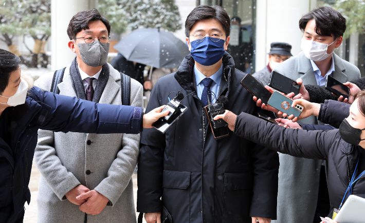 윤석열 국민의힘 대선후보 배우자 김건희 씨가 유튜브 채널 '열린공감TV'를 상대로 낸 통화녹취록 방영금지 가처분 신청 사건 심문이 지난 19일 서울중앙지법에서 열렸다. 이날 지법에서 심문을 마친 김건희 씨 측 홍종기 변호사가 기자들의 질문에 답하고 있다. 연합뉴스