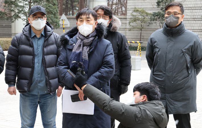 열린공감TV 관계자들이 기자들의 질문에 답하고 있다. 연합뉴스