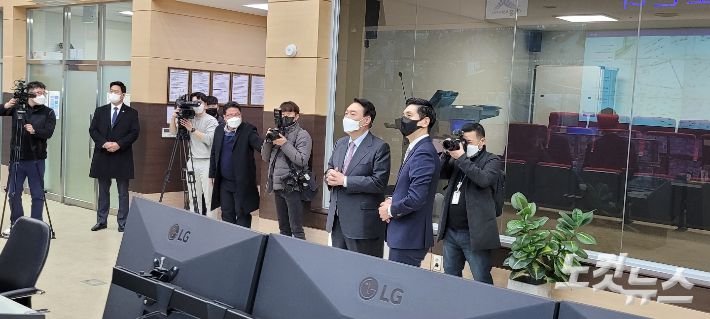 세종시 도시통합정보센터를 방문해 세종시 관계자로부터 설명을 듣는 윤석열 후보. 김화영 기자