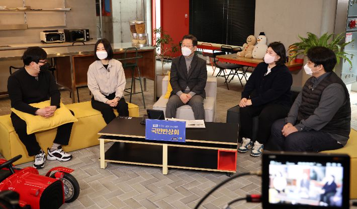 더불어민주당 이재명 대선후보가 22일 서울시 성동구 지웰홈스 왕십리에서 1인 가구 청년들과 '국민반상회'를 하고 있다. 연합뉴스