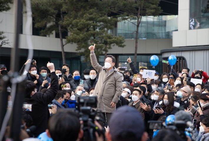 더불어민주당 이재명 대선 후보가 23일 경기도 화성시 동탄중앙어울림센터 앞 광장에서 열린 '매타버스 화성 민심 속으로' 행사에서 연설하고 있다. 더불어민주당 제공