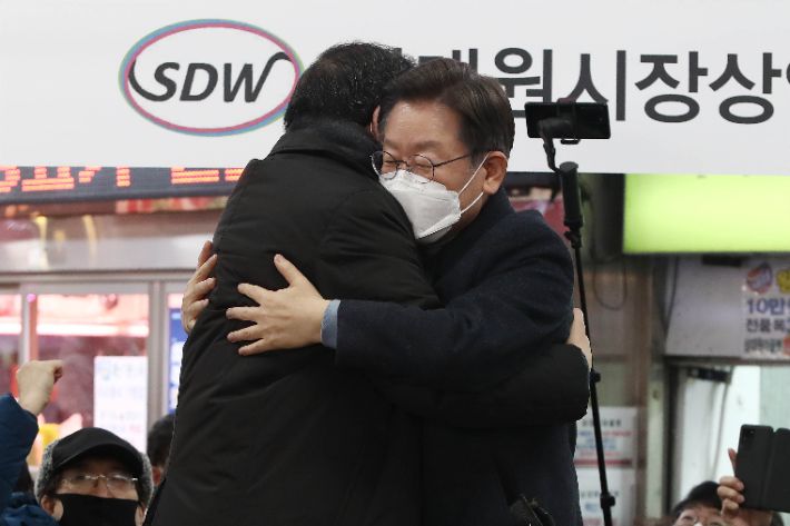 이낙연 전 대표와 포옹하는 이재명 대선후보. 연합뉴스