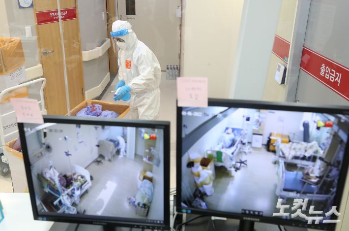 서울 광진구 혜민병원에서 코로나19 준중증·중등증병동 의료진이 업무를 보고 있다. 박종민 기자