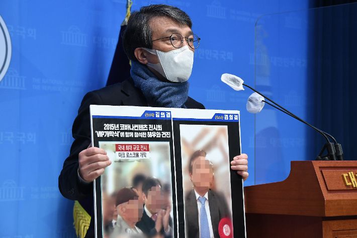 열린민주당 김의겸 의원이 23일 서울 여의도 국회 소통관에서 기자회견을 열고 건진 법사가 2015년 예술의전당에서 코바나컨텐츠가 주관한 '마크 로스코'전의  VIP개막식 행사에 참석했음을 보여주는 사진과 영상을 공개하며 건진 법사와 국민의힘 윤석열 대선 후보의 아내 김건희 씨가 오랜 교분이 있었다고 주장하고 있다. 국회사진기자단