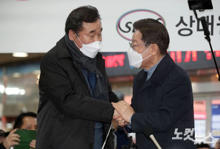 더불어민주당 이재명 대선 후보와 이낙연 전 대표가 손을 맞잡고 있다. 국회사진취재단