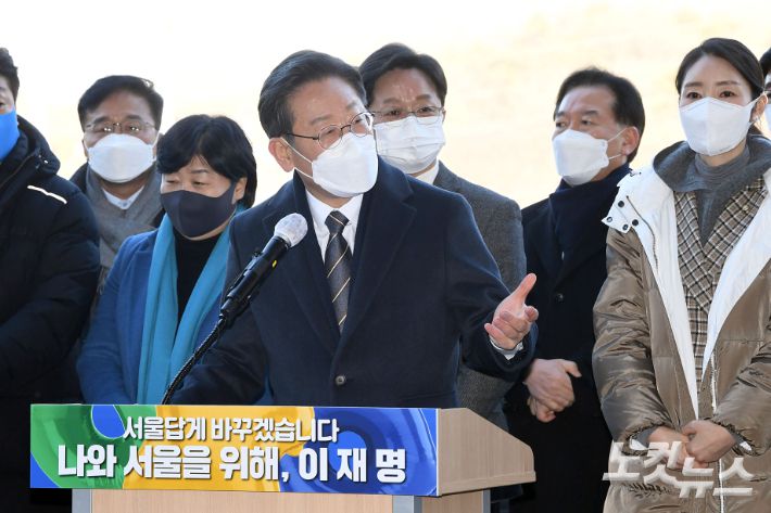 이재명 더불어민주당 대선후보가 지난 21일 서울 은평구 은평한옥마을 찾아 서울을 글로벌 경제·문화 수도로 육성하기 위한 서울 지역 공약을 발표하는 모습. 국회사진취재단