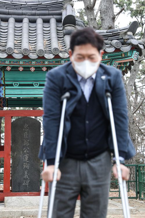 지난 23일 부산 다대포 몰운대(沒雲臺)에 정운 장군을 기리는 정운공순의비를 방문한 더불어민주당 송영길 대표. 송영길 대표 페이스북 캡처