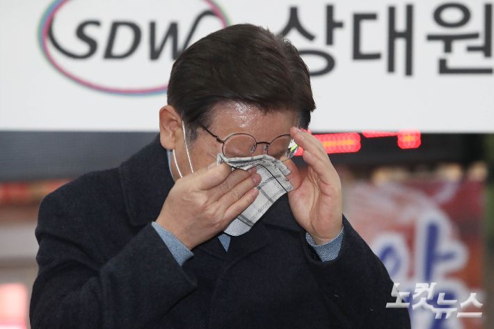 이재명 더불어민주당 대선후보가 지난 24일 경기도 성남시 중원구 상대원시장에서 열린 '매타버스, 성남 민심 속으로!' 행사에서 연설중 눈물을 닦는 모습. 국회사진취재단