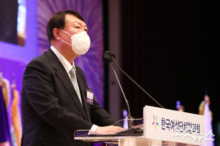 국민의힘 윤석열 대선후보가 지난해 11월 오후 서울 강남구 코엑스 오디토리움에서 열린 제56회 전국여성대회에서 축사를 하고 있다. 국회사진취재단