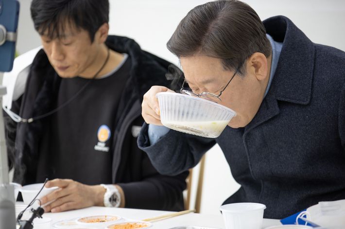 더불어민주당 이재명 대선후보가 전날(24일) 경기도 여주시 비로소케이크를 방문해 '경기도 배달특급'으로 주문한 여주설렁탕을 먹고 있다. 더불어민주당 선대위 제공