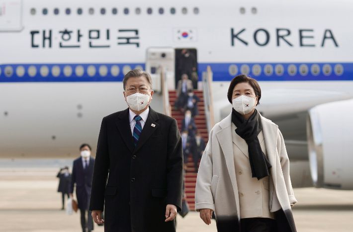 아랍에미리트(UAE), 사우디아라비아, 이집트 등 중동 3개국 순방을 마친 문재인 대통령과 김정숙 여사가 지난 22일 성남 서울공항에 도착, 공군 1호기에서 내려 이동하고 있다. 연합뉴스