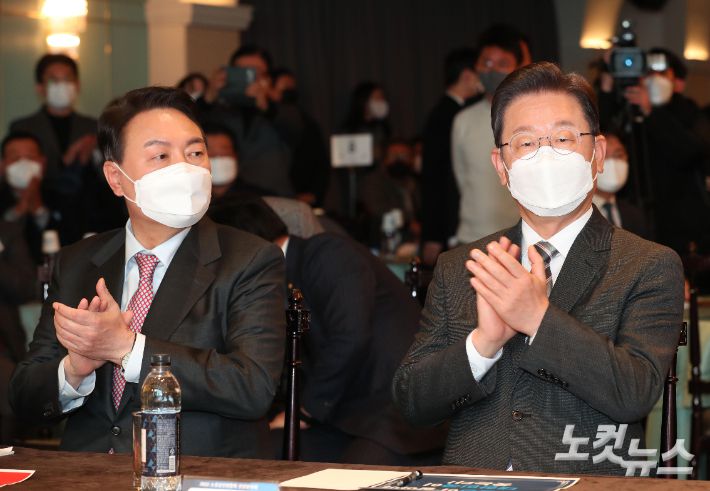 이재명(오른쪽) 더불어민주당 대선후보와 윤석열 국민의힘 대선후보가 지난 18일 서울 여의도 CCMM빌딩에서 열린 2022년 소상공인연합회 신년인사회에 참석해 박수를 치고 있다. 국회사진취재단