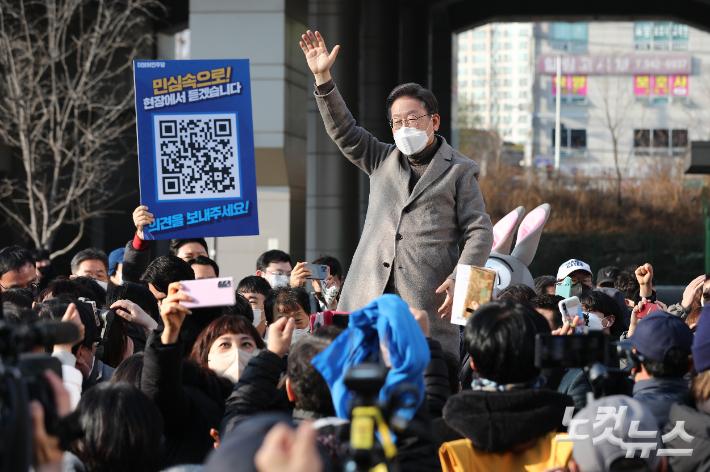 더불어민주당 이재명 대선후보가 지난 26일 경기도 파주시 금촌역 광장에서 열린 거리연설에서 시민들에게 인사하고 있다. 국회사진취재단