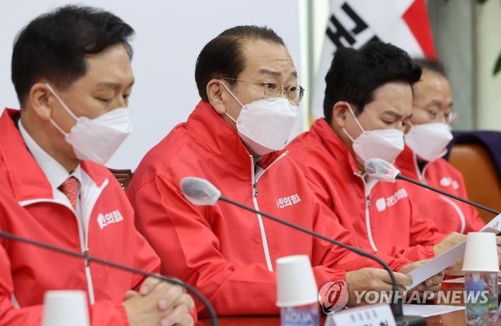 국민의힘 권영세 선거대책본부장이 27일 오전 서울 여의도 국회에서 열린 선대본-원내지도부 연석회의에서 발언하고 있다. 연합뉴스