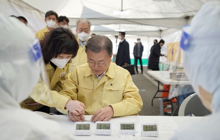 직접 신속항원검사를 받아보는 문재인 대통령. 연합뉴스