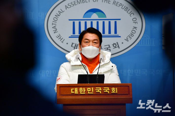 국민의당 안철수 대선 후보가 30일 국회 소통관에서 더불어민주당 이재명 대선 후보와 국민의힘 윤석열 대선 후보의 양자 토론를 규탄하는 긴급 기자회견을 갖고 있다. 윤창원 기자