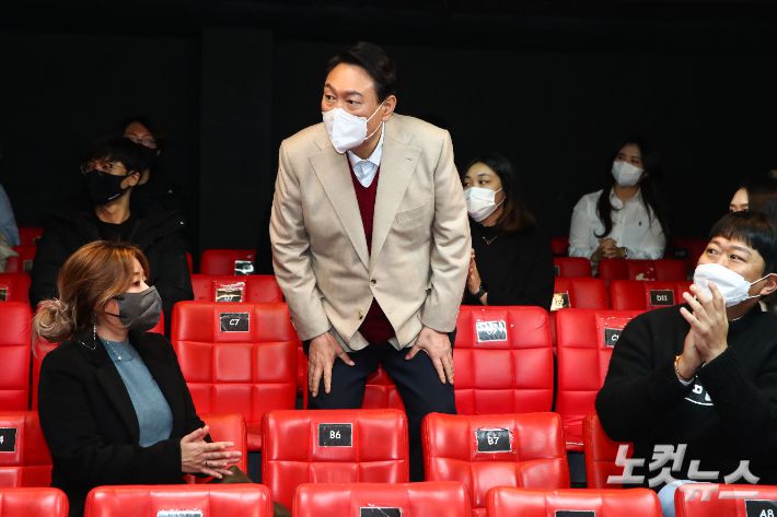 윤석열 국민의힘 대선후보가 지난 12월 서울 종로구 대학로의 한 소극장에서 열린 청년문화예술인과의 간담회에 참석하고 있다. 국회사진취재단