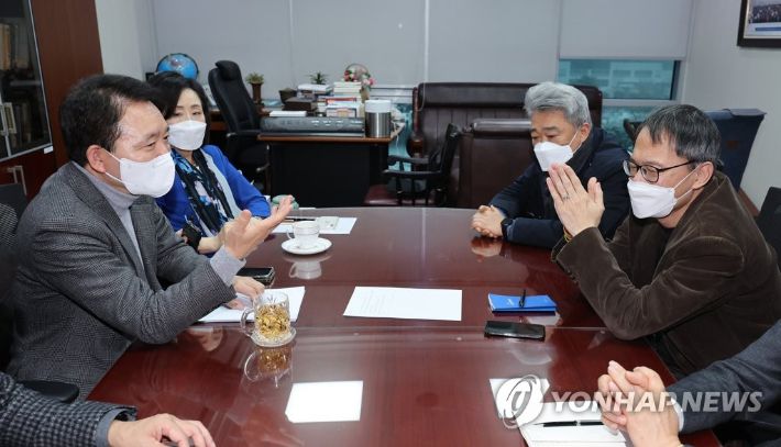 더불어민주당 박주민 의원과 국민의힘 성일종 의원 등 양당 TV토론 협상단. 연합뉴스