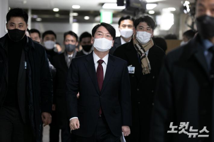 안철수 국민의당 대선후보가 3일 저녁 서울 영등포구 KBS 공개홀에서 열린 방송 3사 합동 초청 대선후보 토론회에 참석하기위해 도착하고 있다. 국회사진취재단