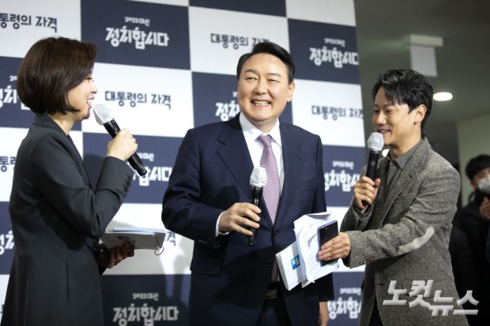 윤석열 국민의힘 대선후보가 3일 저녁 서울 영등포구 KBS 공개홀에서 열린 방송 3사 합동 초청 대선후보 토론회에 참석하기 위해 도착해 포토월에서 인터뷰를 하고 있다. 국회사진취재단