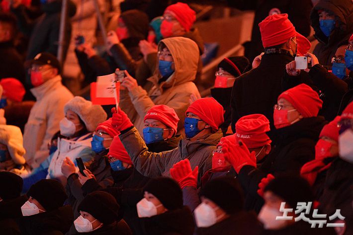 4일 중국 베이징 국립경기장에서 열린 2022 베이징동계올림픽 개막식에서 중국 관중들이 오성홍기를 흔들며 박수를 치고 있다.
