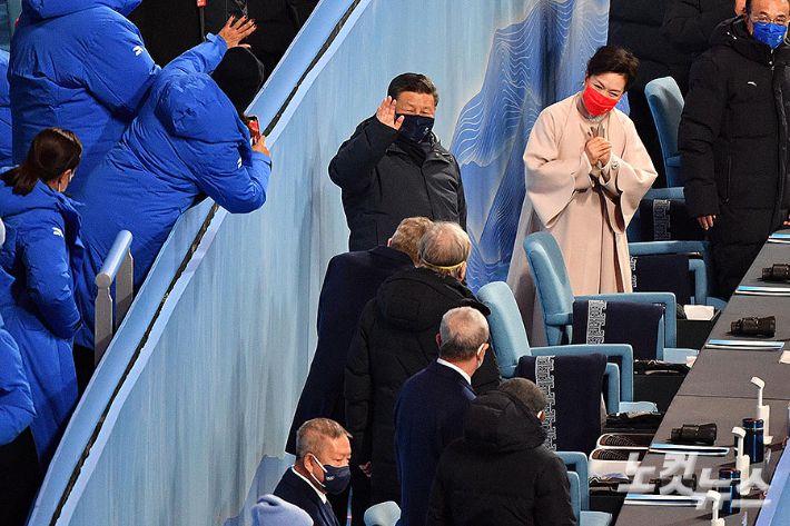 4일 중국 베이징 국립경기장에서 열린 2022 베이징동계올림픽 개막식에서 시진핑 중국 국가주석이 입장하고 있다.