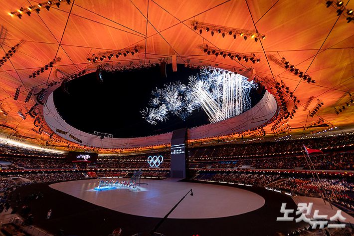 4일 중국 베이징 국립경기장에서 열린 2022 베이징동계올림픽 개막식에서 화려한 불꽃이 터지고 있다.