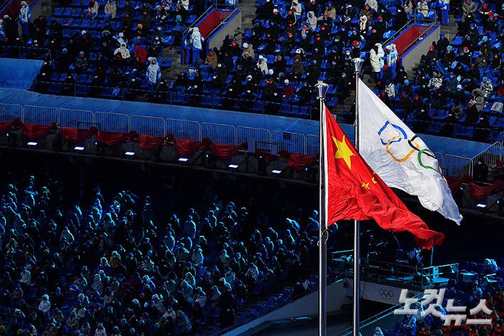 4일 중국 베이징 국립경기장에서 열린 2022 베이징동계올림픽 개막식에 오성홍기와 올림픽기가 게양돼 있다.
