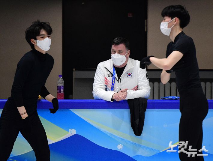2022 베이징동계올림픽 피겨스케이팅 종목에 출전한 대한민국 차준환과 이시형이 4일 오후 중국 베이징 피겨스케이팅훈련장에서 브라이언 오서 코치가 지켜보는 가운데 첫 훈련을 하고 있다. 베이징(중국)=박종민 기자