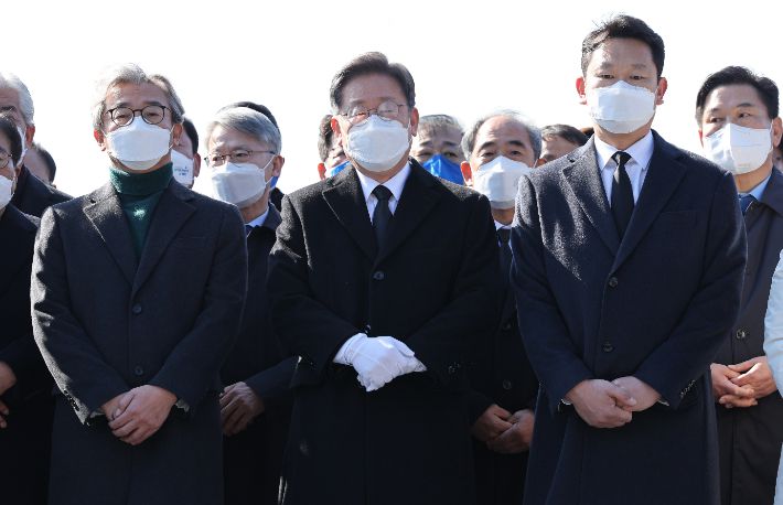 이재명 대선후보, 노무현 전 대통령 묘역 참배. 연합뉴스