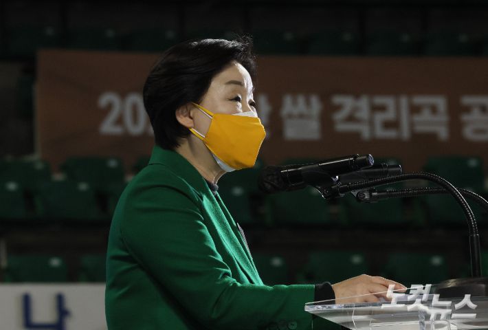 정의당 심상정 대선 후보가 지난 4일 서울 송파구 잠실학생체육관에서 열린 한국농업경영인중앙연합회 주최 '선택 2022! 대선 후보 농정 비전 발표회'에서 농정 비전을 발표하는 모습. 국회사진취재단