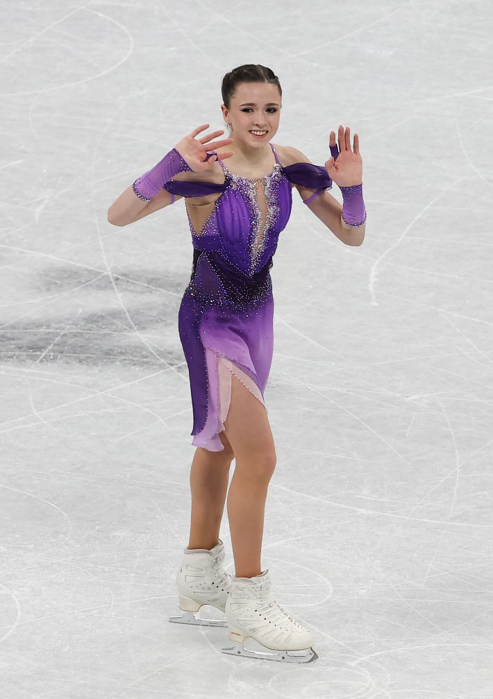 2022 베이징동계올림픽 피겨 팀이벤트 여자 싱글 쇼트 프로그램 예선전에서 러시아올림픽위원회(ROC)의 카밀라 발리예바가 연기를  마친 뒤 인사하고 있다. 연합뉴스