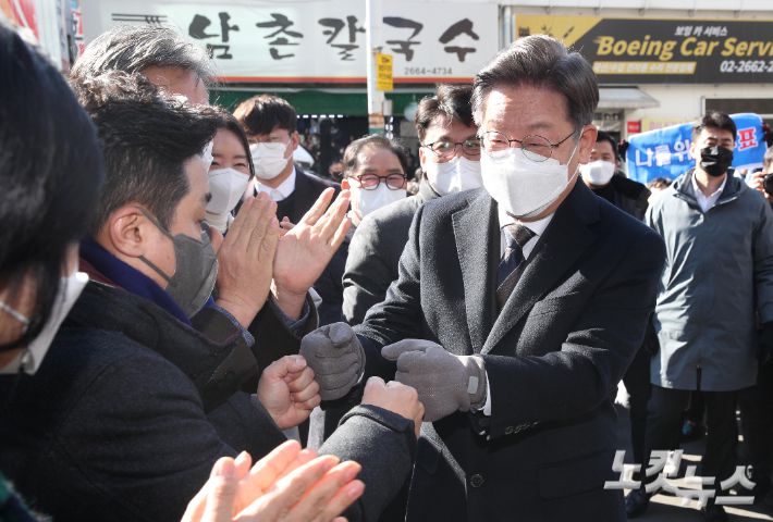 더불어민주당 이재명 대선후보가 지지자들과 인사를 나누고 있다. 국회사진취재단