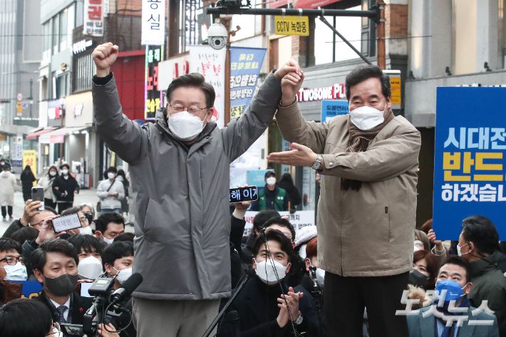 지난달 25일 경기 의정부시 행복로 시민광장에서 열린 '매타버스 의정부, 민심 속으로!'에서 이재명 대선 후보의 지지를 호소하고 있다. 국회사진취재단