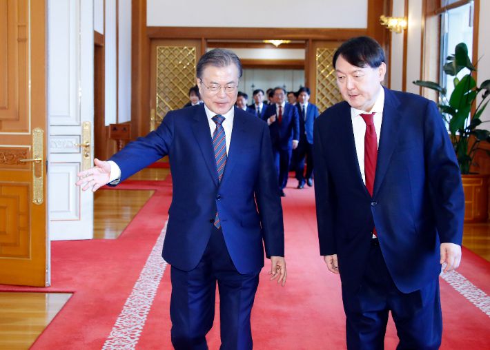 지난 2019년 7월 25일 신임 검찰총장 임명장 수여식을 마친 뒤 환담장으로 함께 이동하는 문재인 대통령과 윤석열 당시 신임검찰총장. 연합뉴스