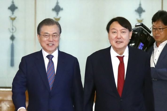 2019년 7월 문재인 대통령이 청와대에서 윤석열 당시 신임 검찰총장에게 임명장을 수여한 뒤 함께 걷고 있다. 연합뉴스