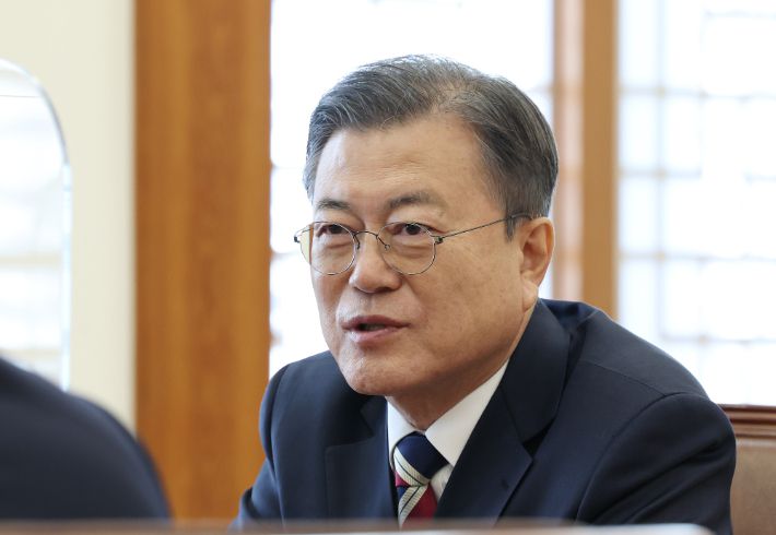 문재인 대통령은 10일 청와대에서 아시아·태평양지역 뉴스통신사 교류협력체 '아태뉴스통신사기구'(OANA)의 의장사인 연합뉴스 및 세계 7대 통신사와 서면인터뷰에서 노 전 대통령을 언급했다. 연합뉴스