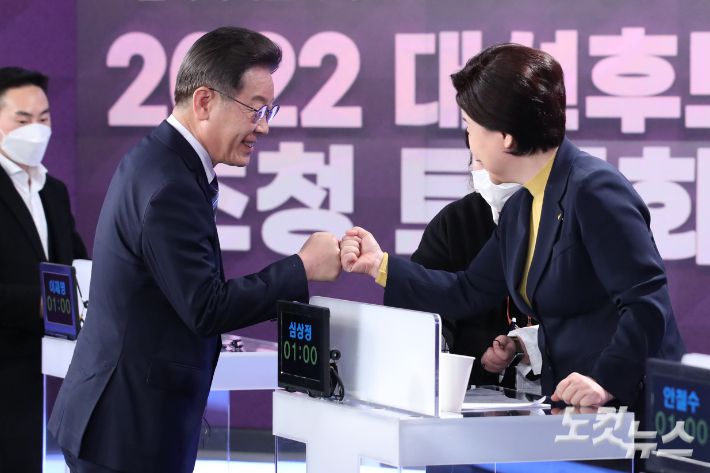 더불어민주당 이재명(왼쪽부터), 정의당 심상정 대통령선거 후보가 11일 오후 서울 중구 필동 매경미디어센터에서 열린 한국기자협회 주최?방송 6개사 공동 주관 2022 대선후보 초청 토론회 시작에 앞서 인사를 나누고 있다. 국회사진취재단