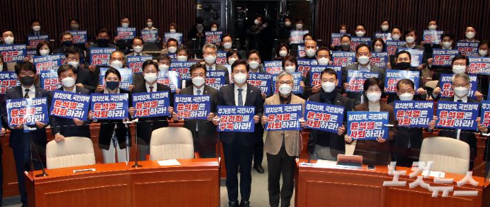 더불어민주당 송영길 대표와 윤호중 원내대표를 비롯한 의원들이 10일 국회에서 열린 의원총회에 참석해 '윤석열 대선 후보 사퇴 촉구와 부인 김건희 구속 촉구'메시지가 적힌 피켓을 들고 구호를 외치고 있다. 윤창원 기자