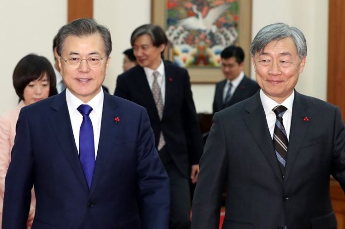 지난 2018년 1월 문재인 대통령이 청와대에서 최재형 당시 신임 감사원장에게 임명장을 수여한 뒤 차담회장으로 이동하는 모습. 연합뉴스