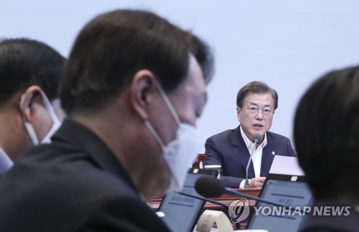 문재인 대통령이 6월 22일 오후 청와대에서 열린 제6차 공정사회 반부패정책협의회에서 윤석열 검찰총장을 보면서 발언하고 있다.