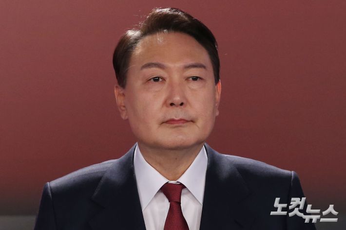 국민의힘 윤석열 대선 후보가 11일 오후 서울 중구 매경미디어센터에서 열린 한국기자협회 주최·방송 6개사 공동 주관 '2022 대선후보 초청 토론'에서 방송 준비를 하고 있다. 국회사진취재단